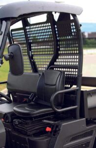 Regen-Sonnendach, gefederter höhenverstellbarer Sitz, Windschutzscheibe inkl. Wischer und Waschanlage.