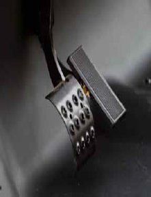 Kennt man von Automatik-fahrzeugen: Gas und Bremse - kinderleicht zu bedienen.